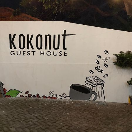 Kokonut Guesthouse Сурабая Екстер'єр фото